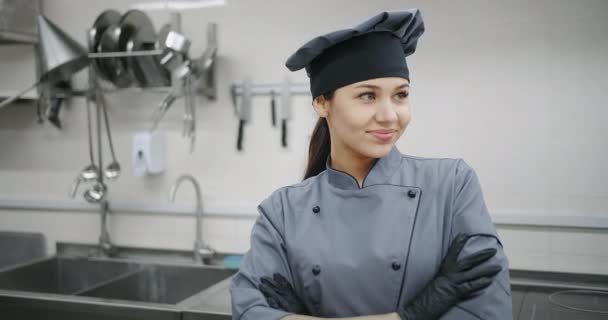 女性シェフがレストランキッチンで制服で調理 — ストック動画