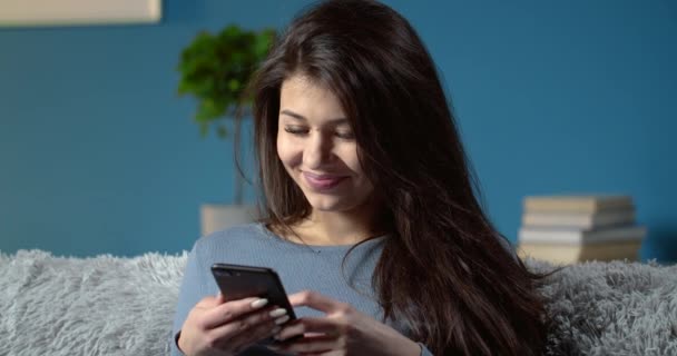 Portrait de femme magnifique avec téléphone portable à la maison — Video