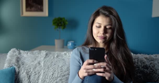 Sonriente chica charlando en línea usando el teléfono celular — Vídeo de stock