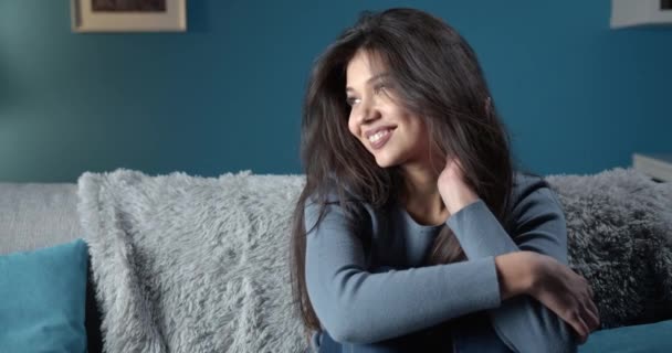 Güzel kadın kanepede rahatlatıcı — Stok video