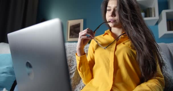 Menina concentrada trabalhando em casa com laptop — Vídeo de Stock