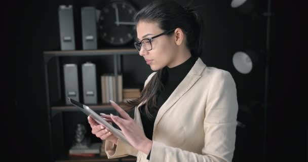 Mujer atractiva de pie en la oficina con la tableta — Vídeos de Stock