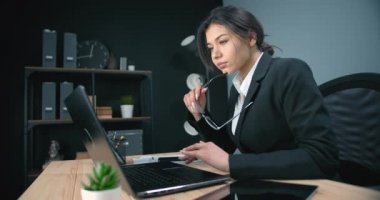 Ofiste bilgisayar işini bitiren yorgun bir kadın.