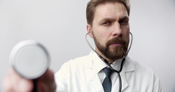 Retrato del médico barbudo usando estetoscopio — Vídeos de Stock