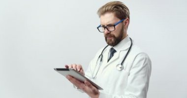 Dijital tablet tutan tıp uzmanının portresi