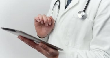Dijital tablet kullanan profesyonel erkek doktor