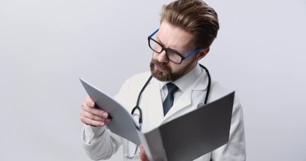 Médico especialista em óculos lendo caso paciente — Vídeo de Stock