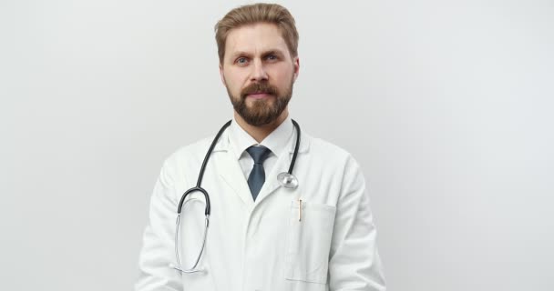 Medische arts in wit lab met handboeien — Stockvideo