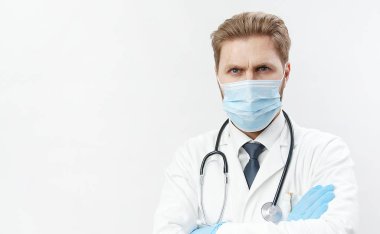 Yüz maskesi takan doktor.