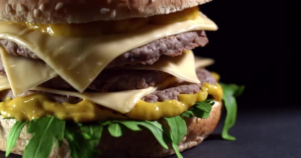 Siyah arkaplanda burger — Stok video