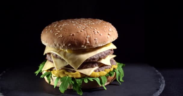 Rotating Burger na czarny — Wideo stockowe