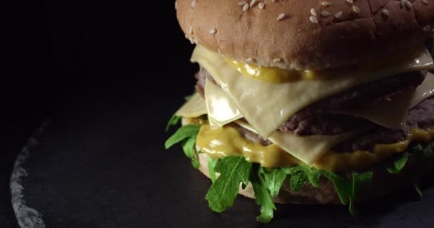 Burger rotante su sfondo nero — Video Stock