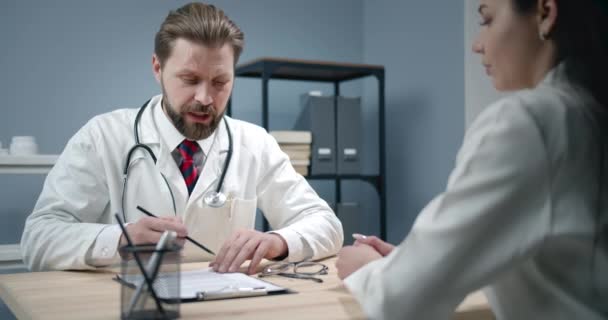 Lékaři mluví v práci — Stock video