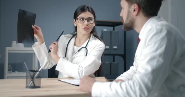 Artsen bespreken röntgenfoto 's in dienst — Stockvideo
