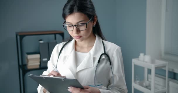 Retrato médico femenino — Vídeo de stock