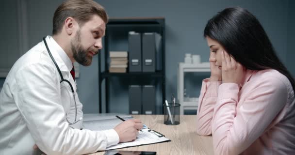 Доктор вивчає пацієнта жінки — стокове відео