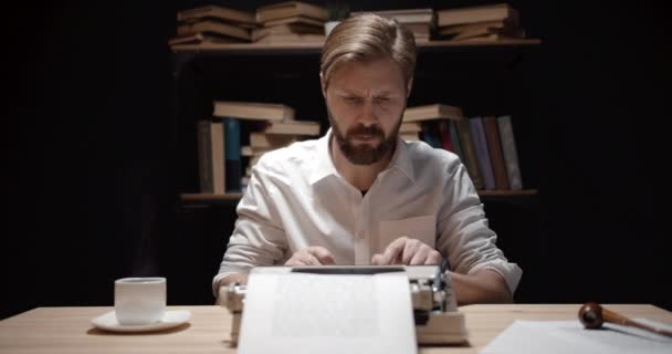 Бородатый писатель печатает в помещении — стоковое видео
