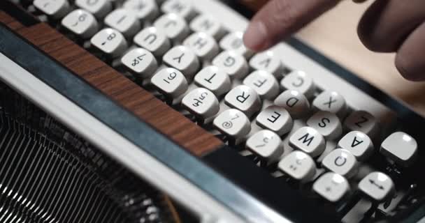 Écrivains en gros plan Doigts Dactylographier sur la machine à écrire 