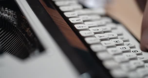 Closeup Writers Fingers Typing on Typewriter — Stockvideo