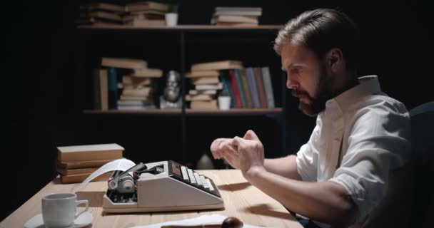 Escritor masculino barbudo trabalhando na escuridão — Vídeo de Stock