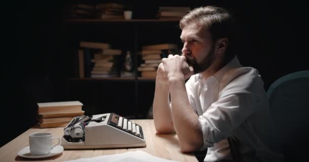 Nachdenklicher Schriftsteller sitzt an Schreibmaschine — Stockvideo