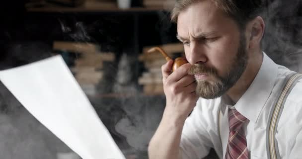 Escritor barbudo leyendo y fumando — Vídeo de stock
