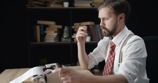 Bearded Writer Typing Idea — Stockvideo