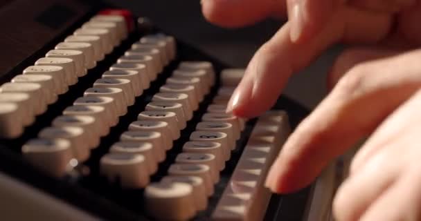 Manos escribiendo en la máquina de escribir Primer plano — Vídeos de Stock