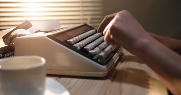 Man typen op typemachine zonsondergang — Stockvideo