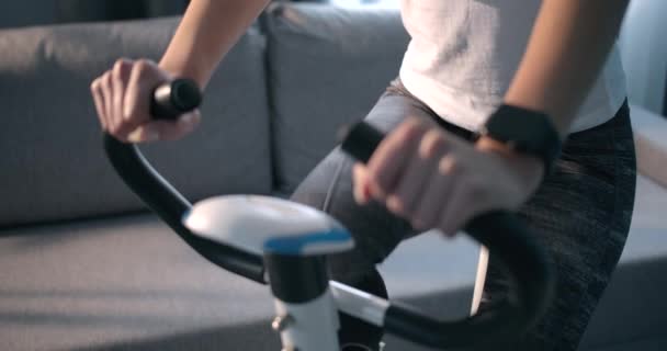 Close-up van fitness vrouw met slimme horloge doen cardio — Stockvideo