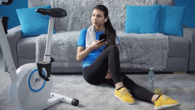 Eğitimden sonra dinlenme kız