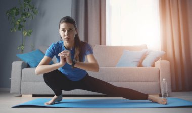 Woman doing side lunge