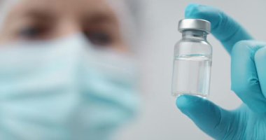 Doktor Aşıyı Şişe Kapanışında Tutuyor