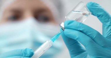 Doktor Şırıngayı Aşıyla Dolduruyor