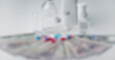 Masanın Üzerinde Yatan İlaç ve Banknotlar