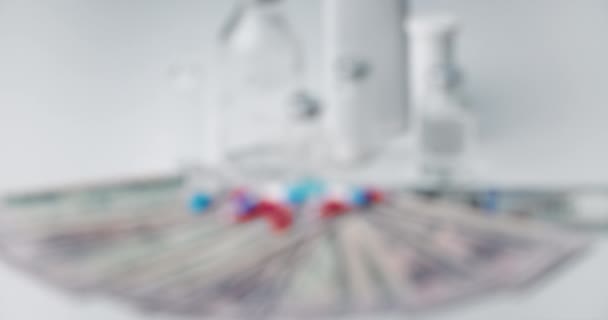 Geneesmiddelen en bankbiljetten op tafel — Stockvideo