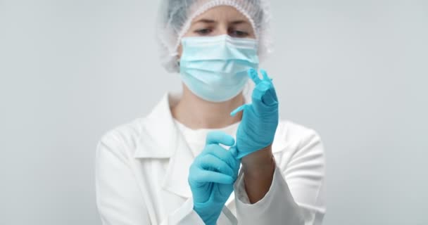 Medische dokter in blauwe handschoenen geïsoleerd — Stockvideo