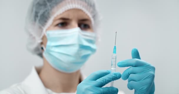 Vrouwelijke arts voorbereiding injectie — Stockvideo