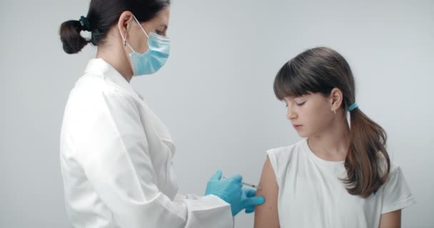 Enfermera haciendo la inyección de vacunas a la adolescente — Vídeo de stock