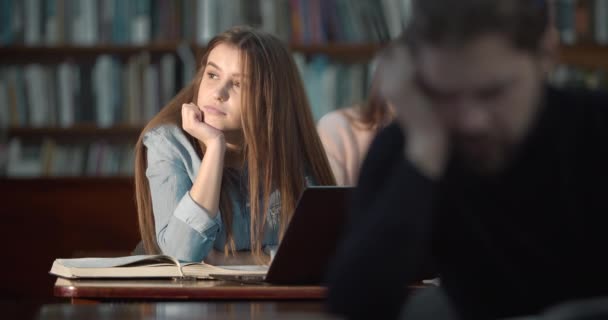 Kütüphanede Rüya Gören Kadın Öğrenci — Stok video