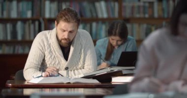 Kütüphanede Erkek Öğrenci Okuması