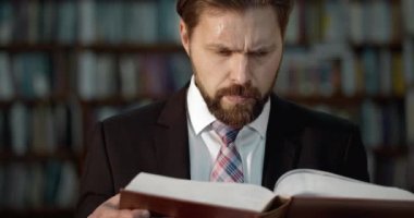 Kütüphanede Takım Elbiseli Sakallı Adam Okuma Kitabı