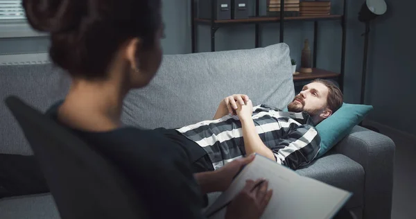 Lying man talking with psych — Stock Photo, Image