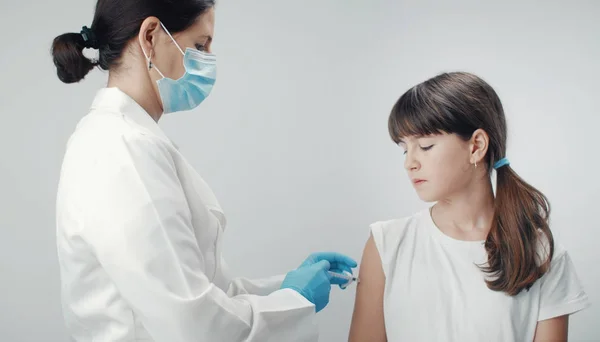 Doctor vaccinating young girl — Stock Fotó