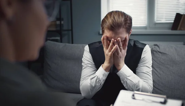 Depressed client talking to psychiatrist — Stock Photo, Image