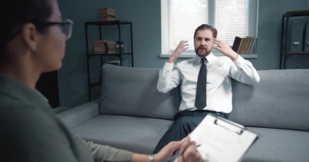 Psicólogo teniendo sesión con paciente masculino — Vídeo de stock