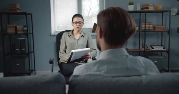 Competent woman providing psychological support to patient — Αρχείο Βίντεο