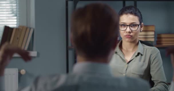 Psicólogo ajudando a controlar as emoções do paciente masculino — Vídeo de Stock