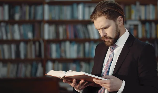 Business-looking man reading book — Φωτογραφία Αρχείου