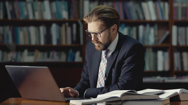 Бізнесмен працює ноутбук у бібліотеці — стокове фото